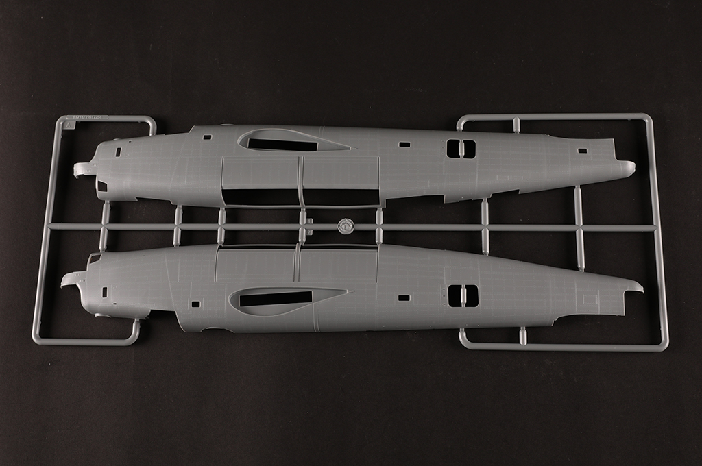HobbyBoss 81774 1/48 Scale US  - огляд і ціна Model Kit Spitfire