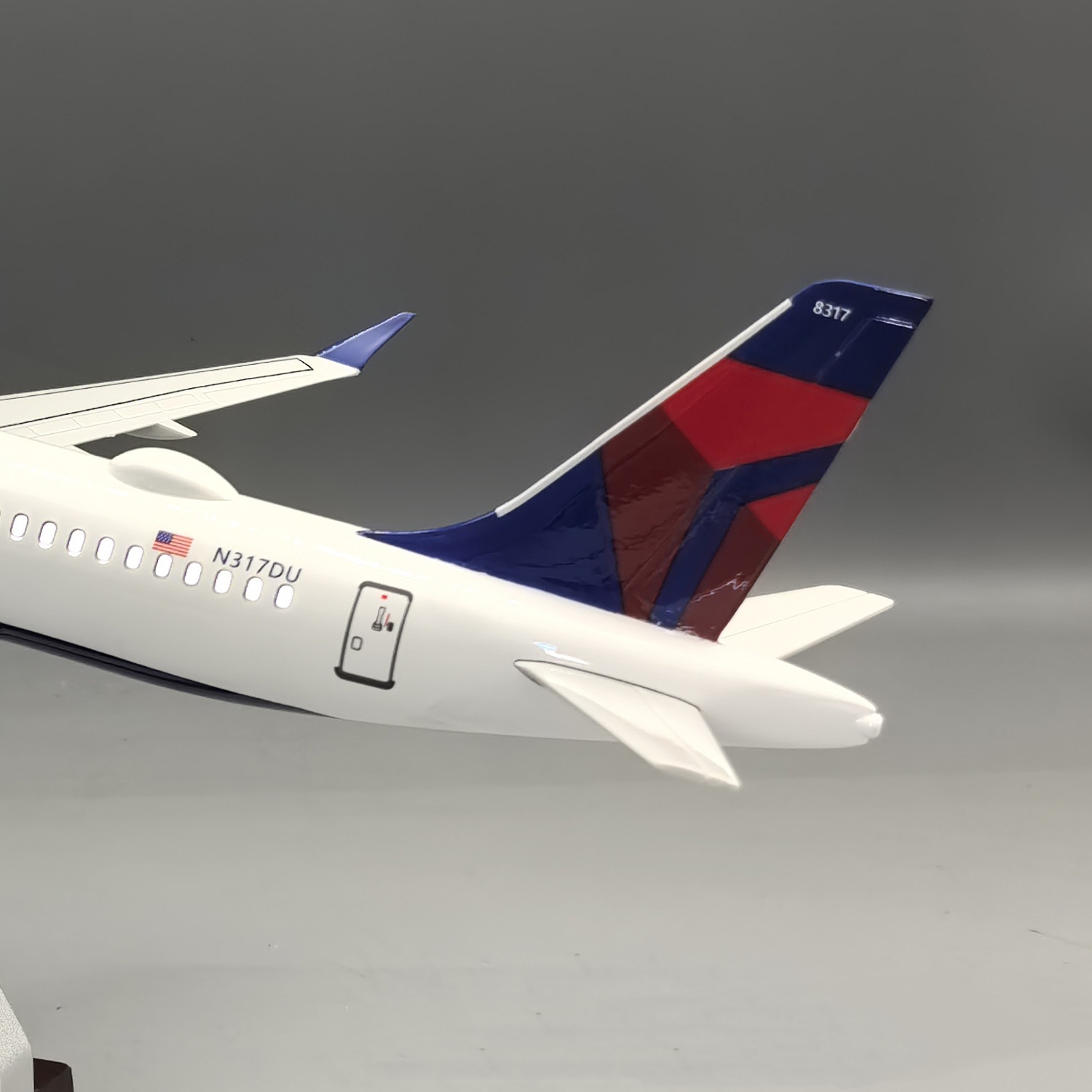1/100 Scale Delta Air A220-300 - огляд і ціна Model Kit Aircraft